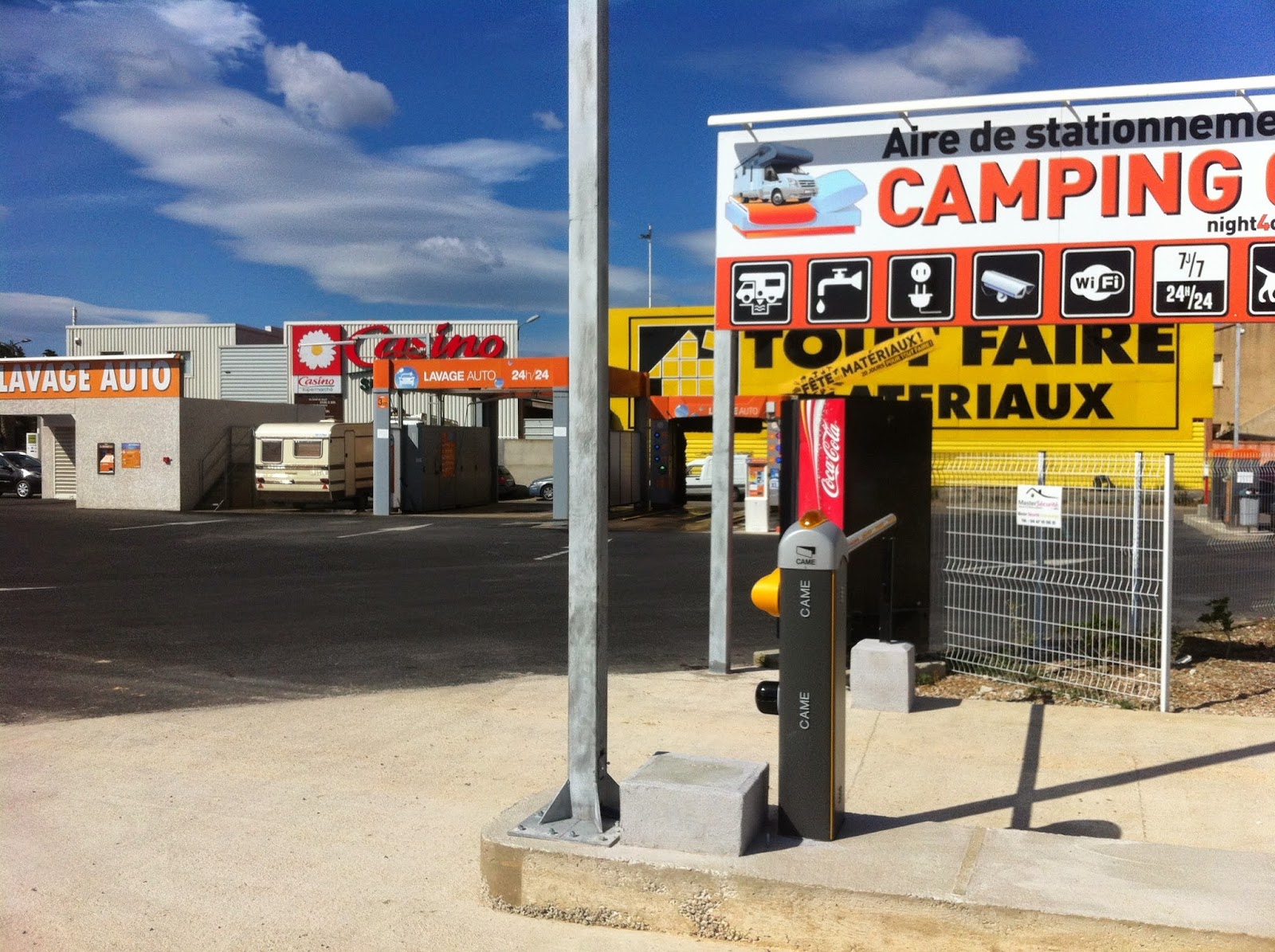 Commerces à 50 m de l’aire de camping-car proche de la plage