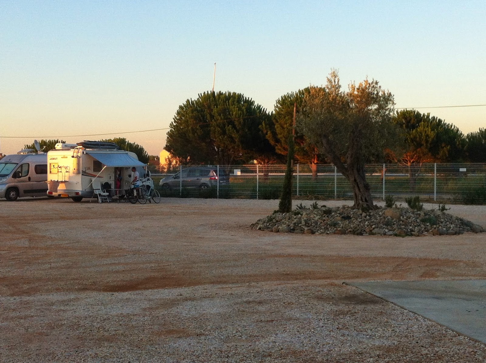 L’aire de camping-car de Sainte-Marie-la-Mer au coucher de soleil