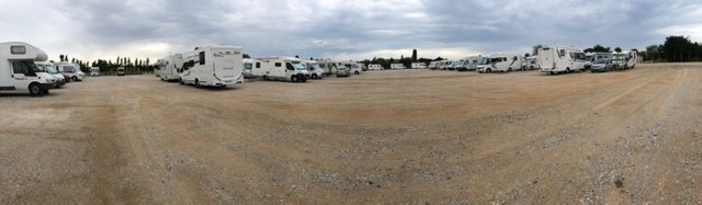 Emplacements spacieux de l&rsquo;aire Night 4 Camping-Car &agrave; Sainte-Marie-la-Mer